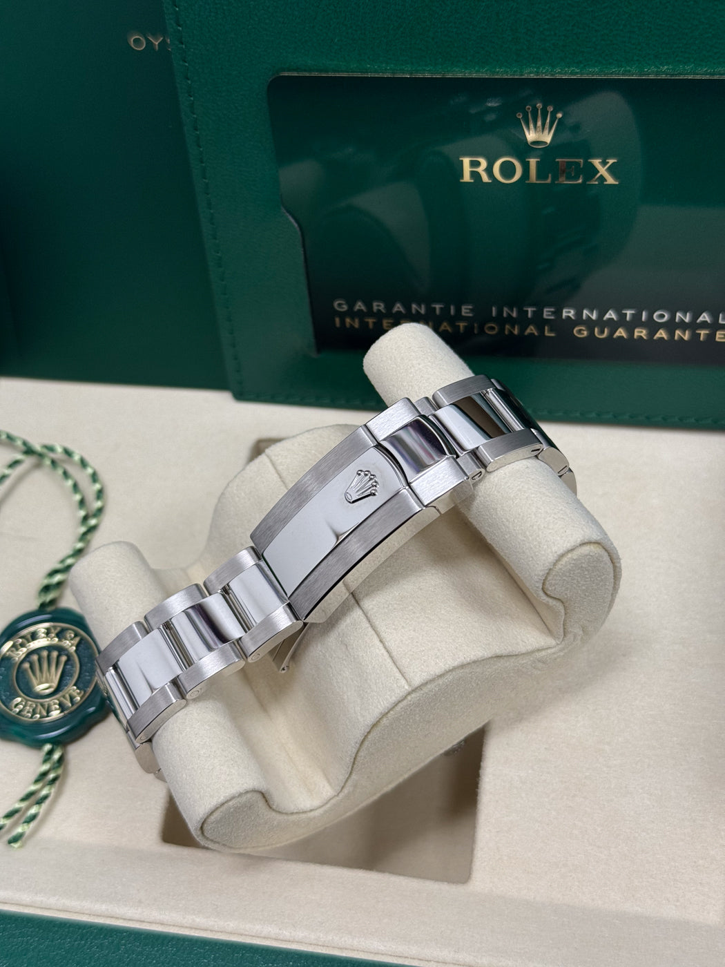Rolex Datejust 41mm White Index Dial Smooth Bezel Oyster Bracelet 126300 – New 2025
