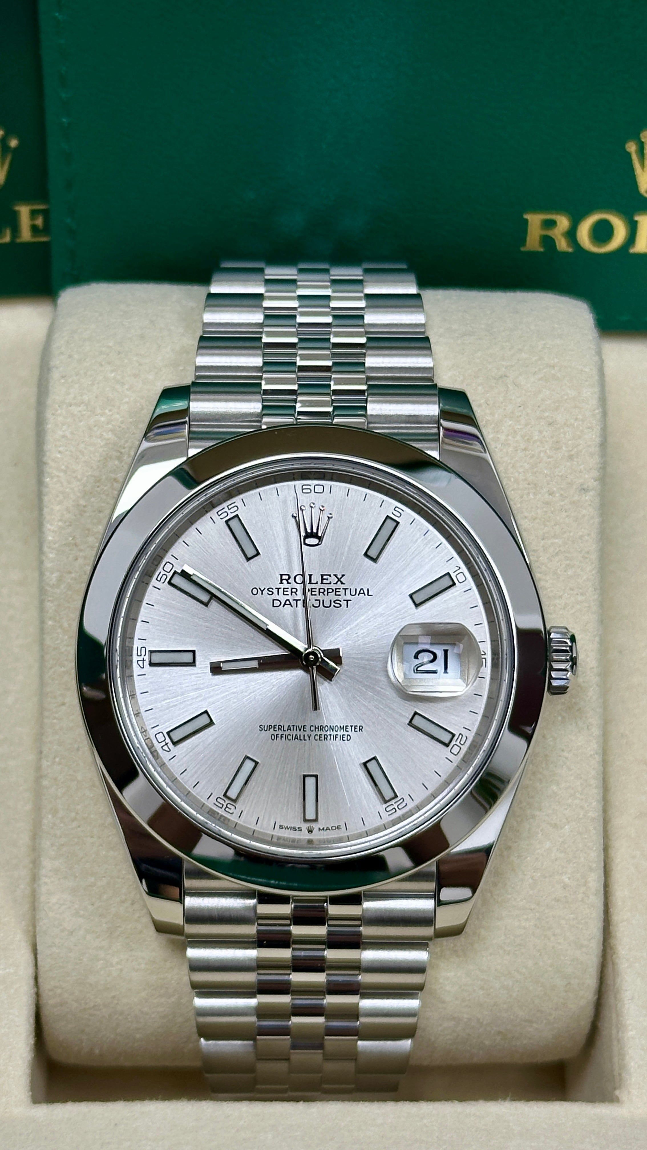 Rolex Datejust 41mm Silver Index Dial Smooth Bezel Jubilee Bracelet 126300 – New 2025