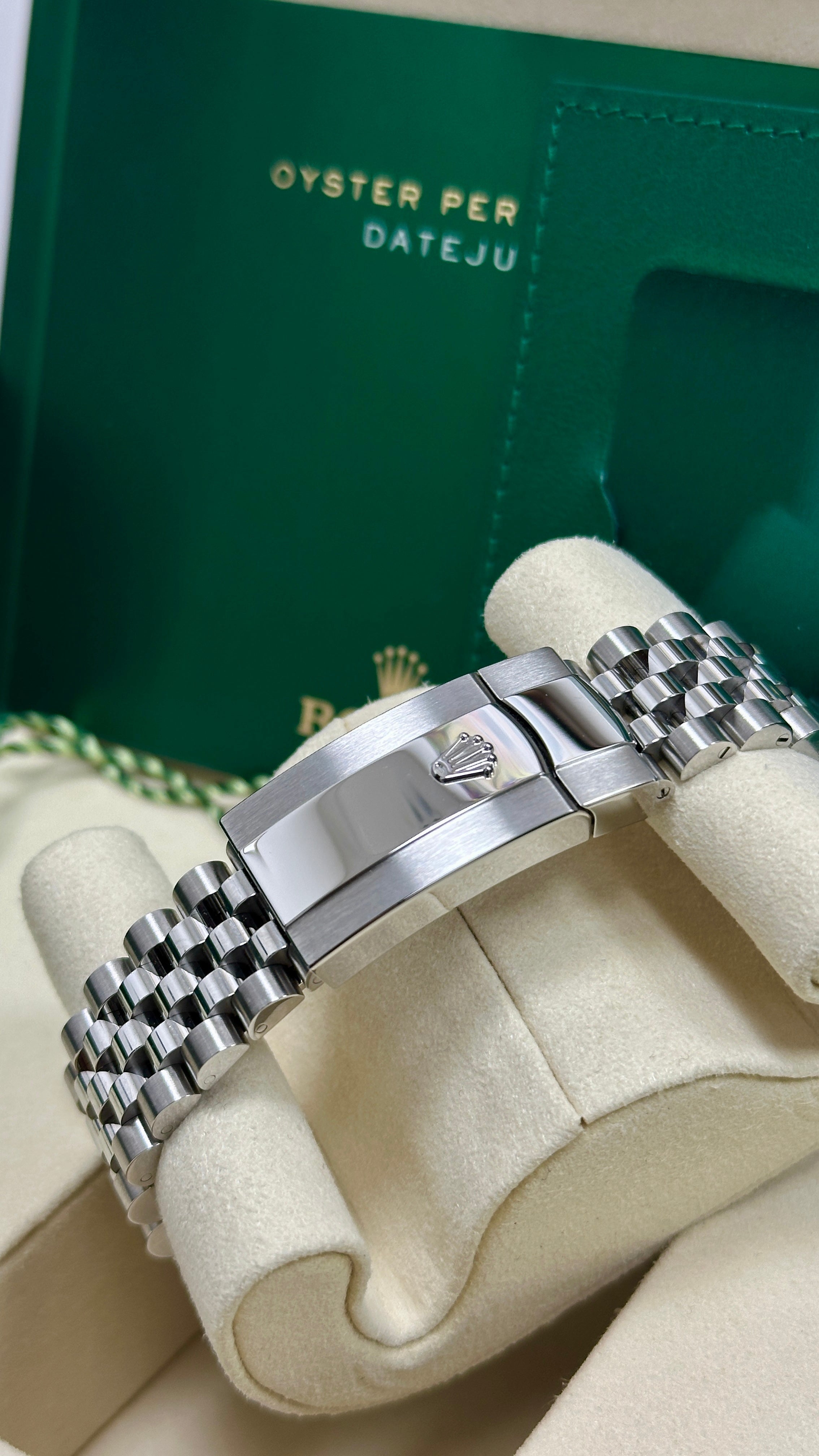 Rolex Datejust 41mm Black Index Dial Fluted Bezel Jubilee Bracelet 126334 – New