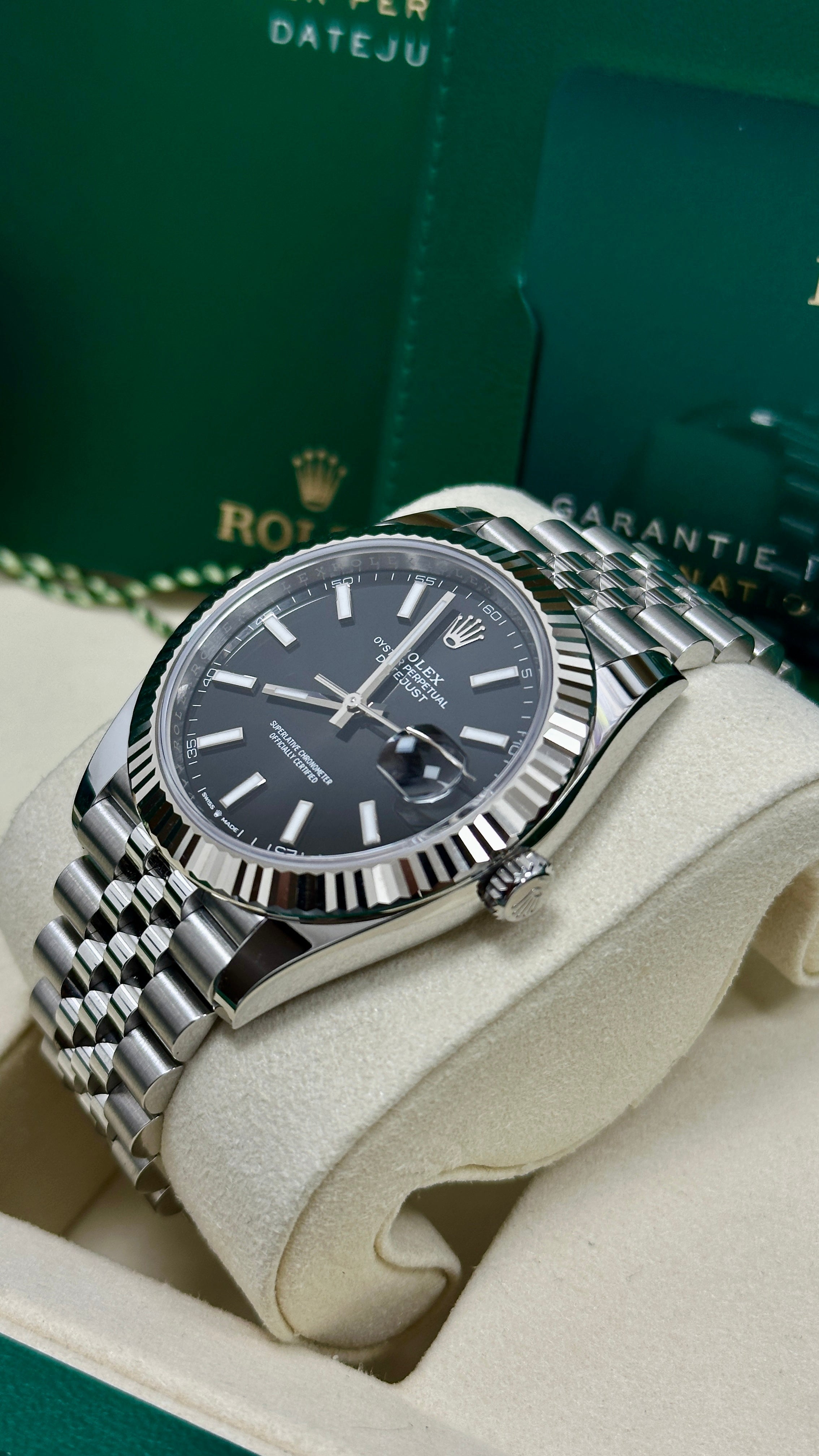 Rolex Datejust 41mm Black Index Dial Fluted Bezel Jubilee Bracelet 126334 – New
