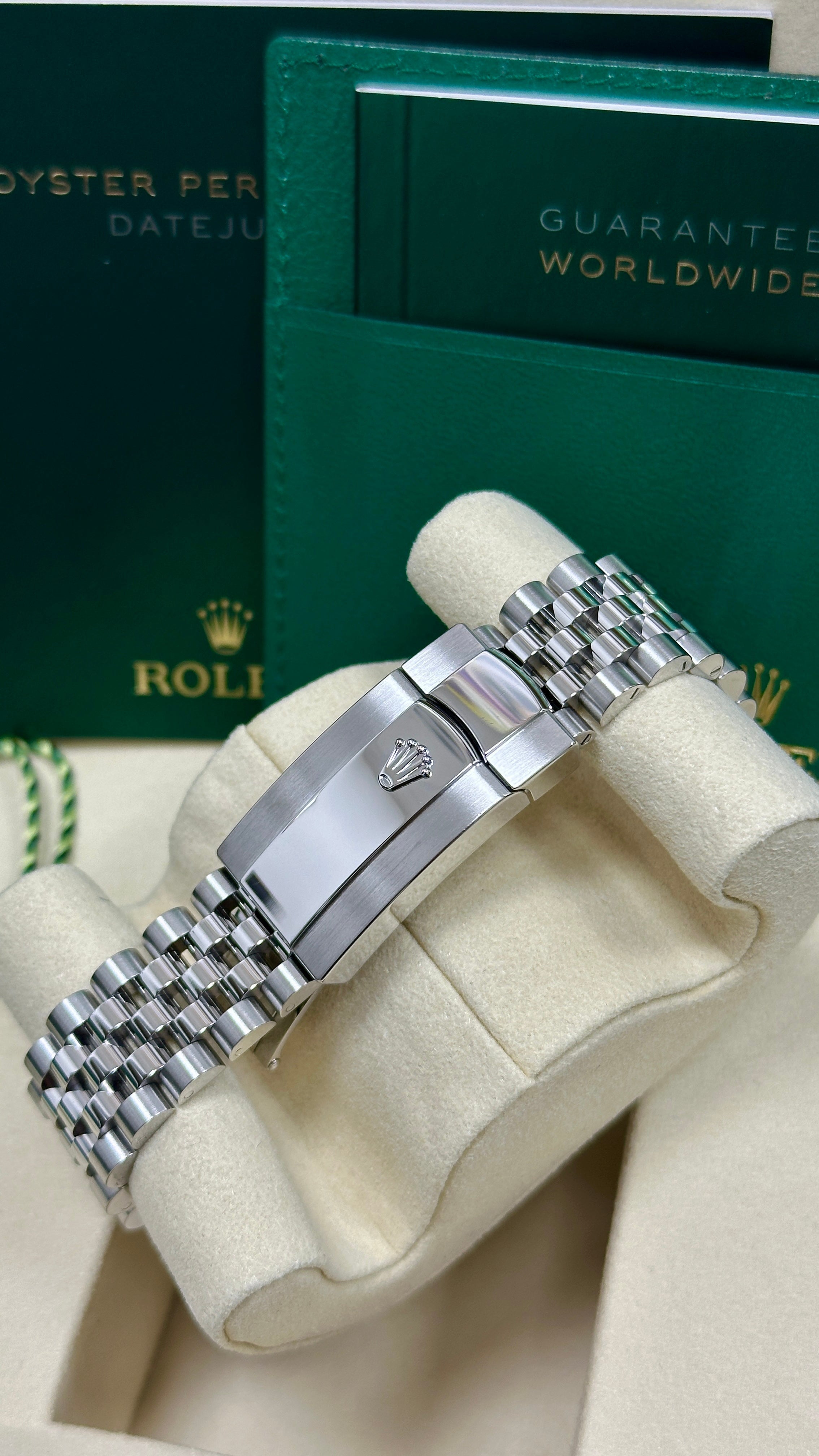 Rolex Datejust 41mm White Index Dial Fluted Bezel Jubilee Bracelet 126334 – New