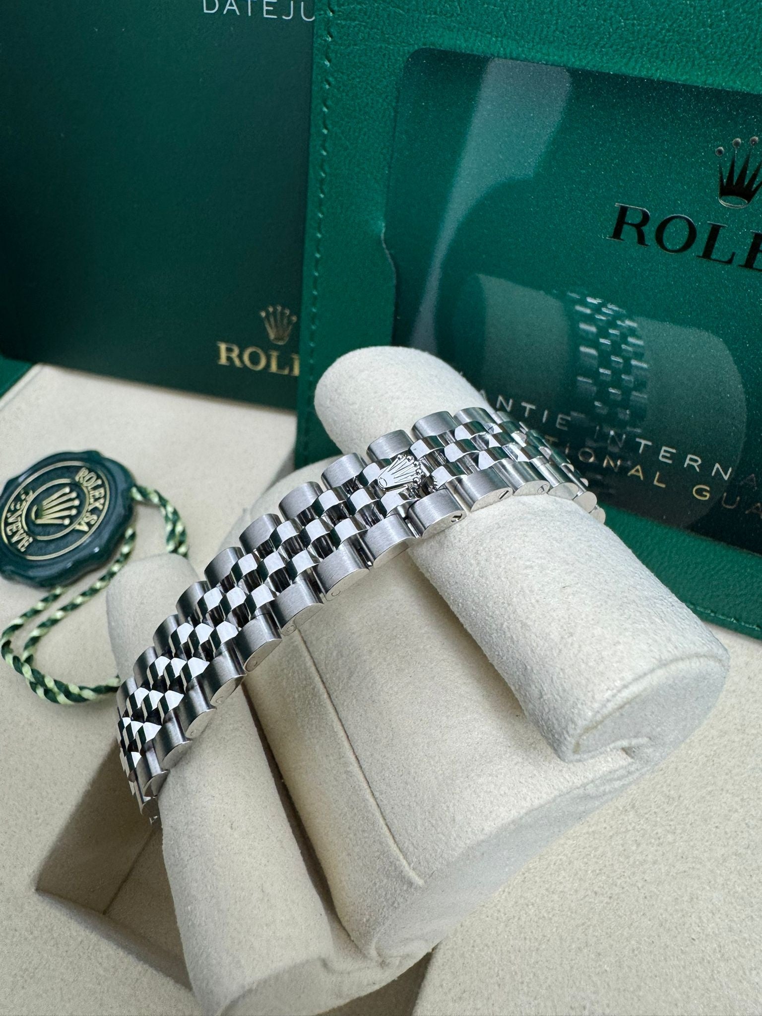 Rolex Lady-Datejust 28mm Mother of Pearl Diamond Dial Fluted Bezel Jubilee