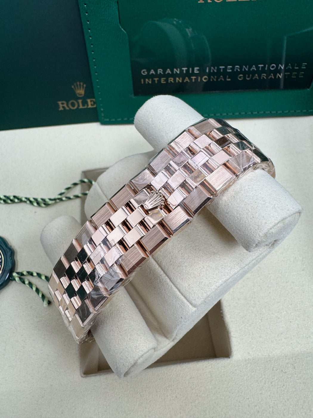 Rolex Land-Dweller 40mm Everose Gold Fluted Bezel White Honeycomb-Motif Dial