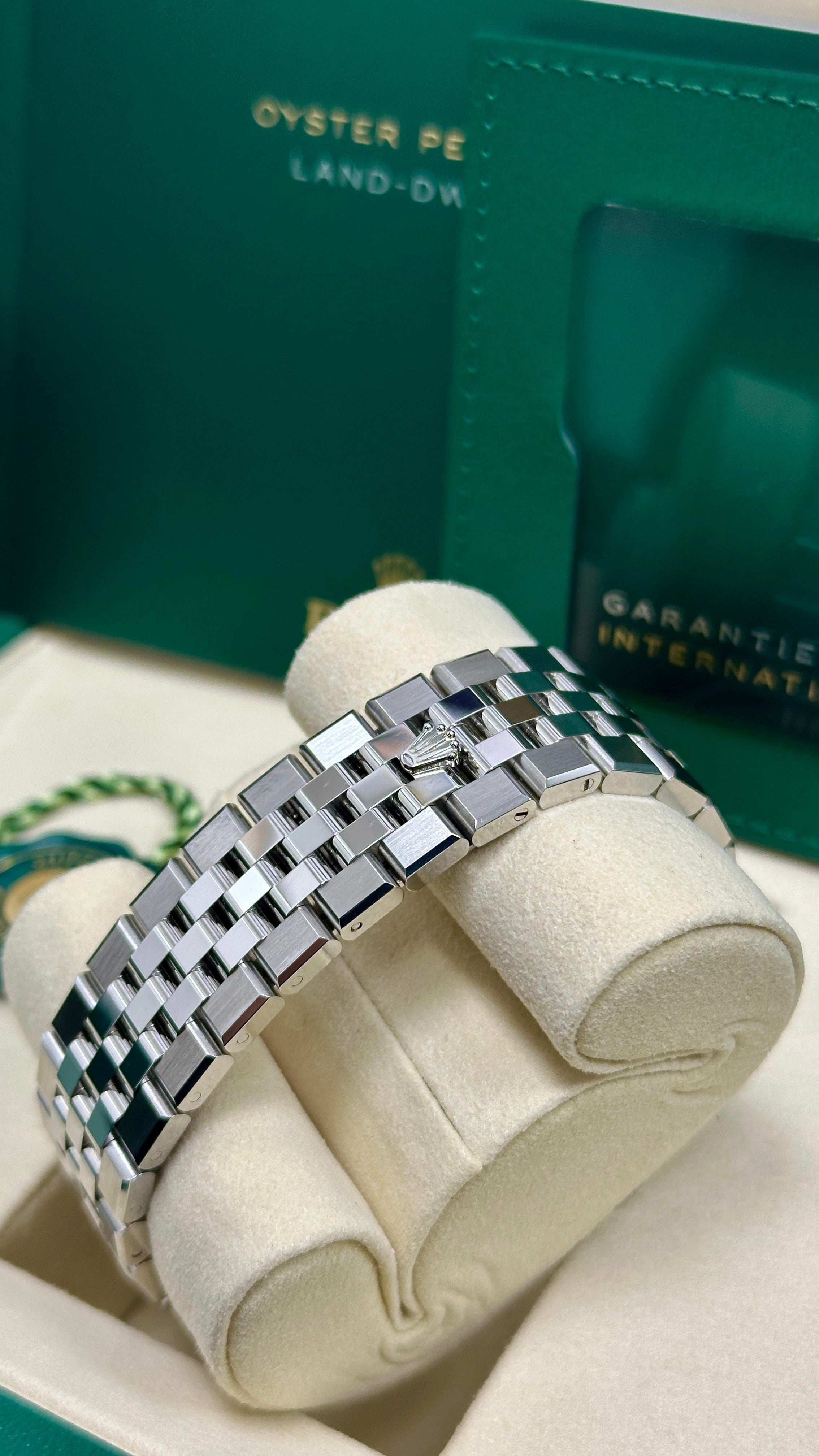 Rolex Land-Dweller 40mm Fluted Bezel White Honeycomb-Motif Dial Flat Jubilee