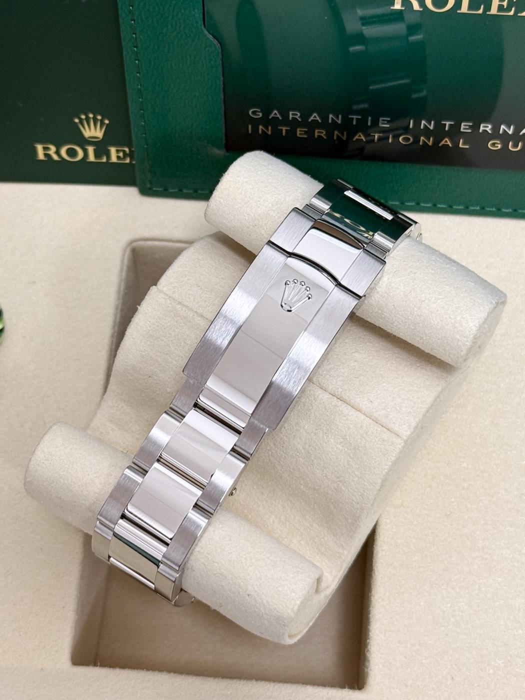 Rolex Datejust 36mm Black Index Dial Smooth Bezel Oyster Bracelet 126200