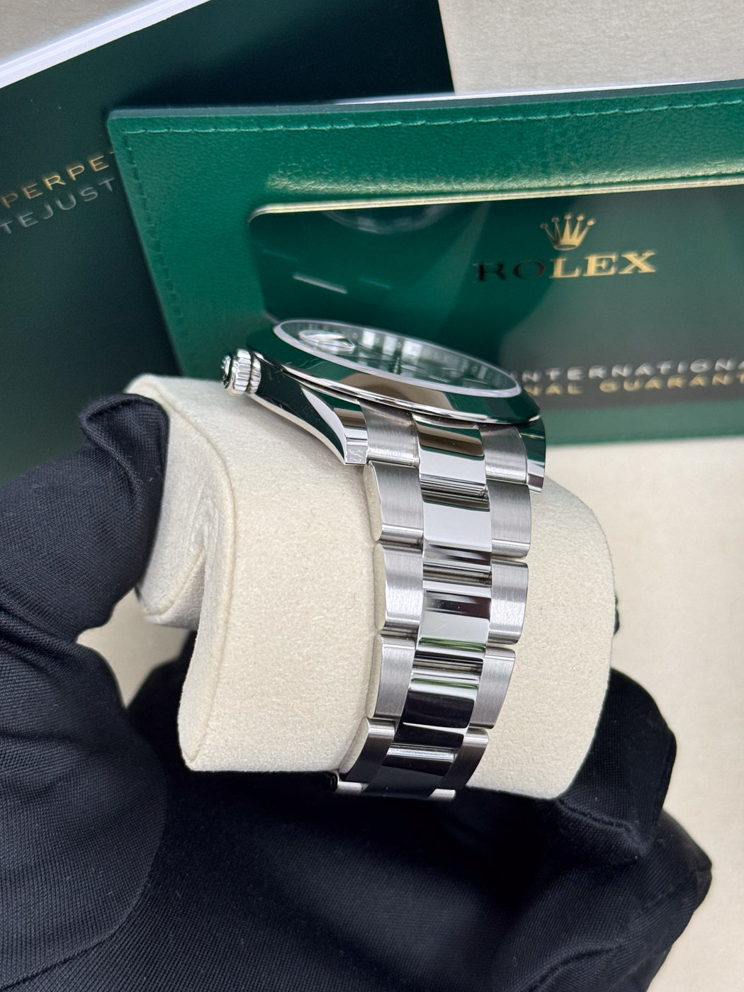 Rolex Datejust 41mm Black Index Dial Smooth Bezel Oyster Bracelet 126300 – New 2025