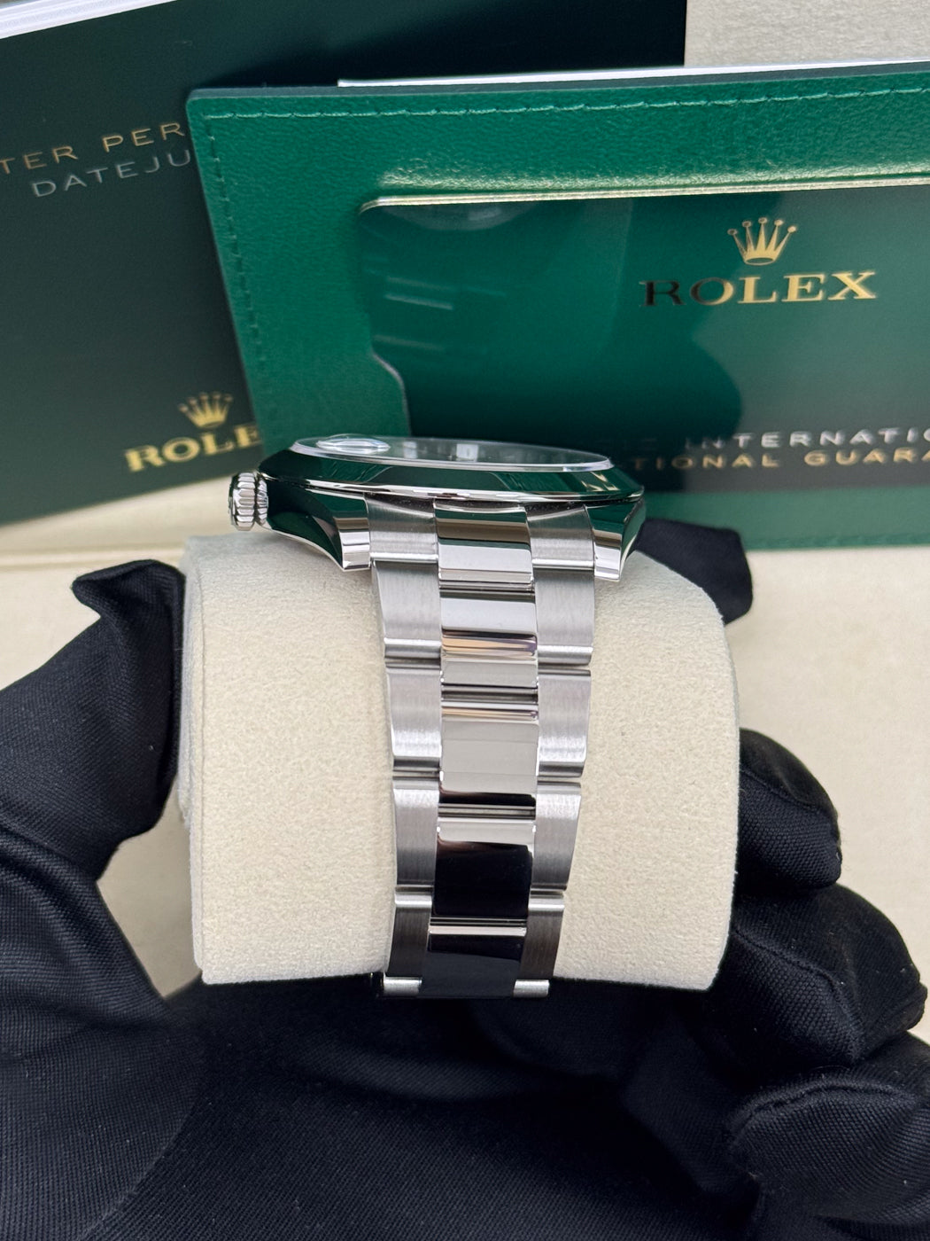 Rolex Datejust 41mm White Index Dial Smooth Bezel Oyster Bracelet 126300 – New 2025
