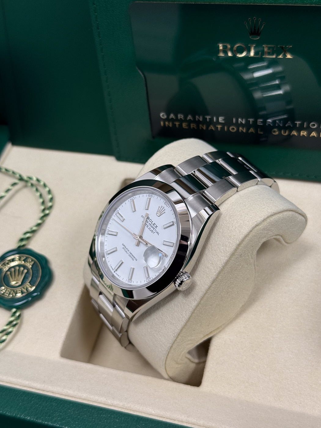 Rolex Datejust 41mm White Index Dial Smooth Bezel Oyster Bracelet 126300 – New 2025