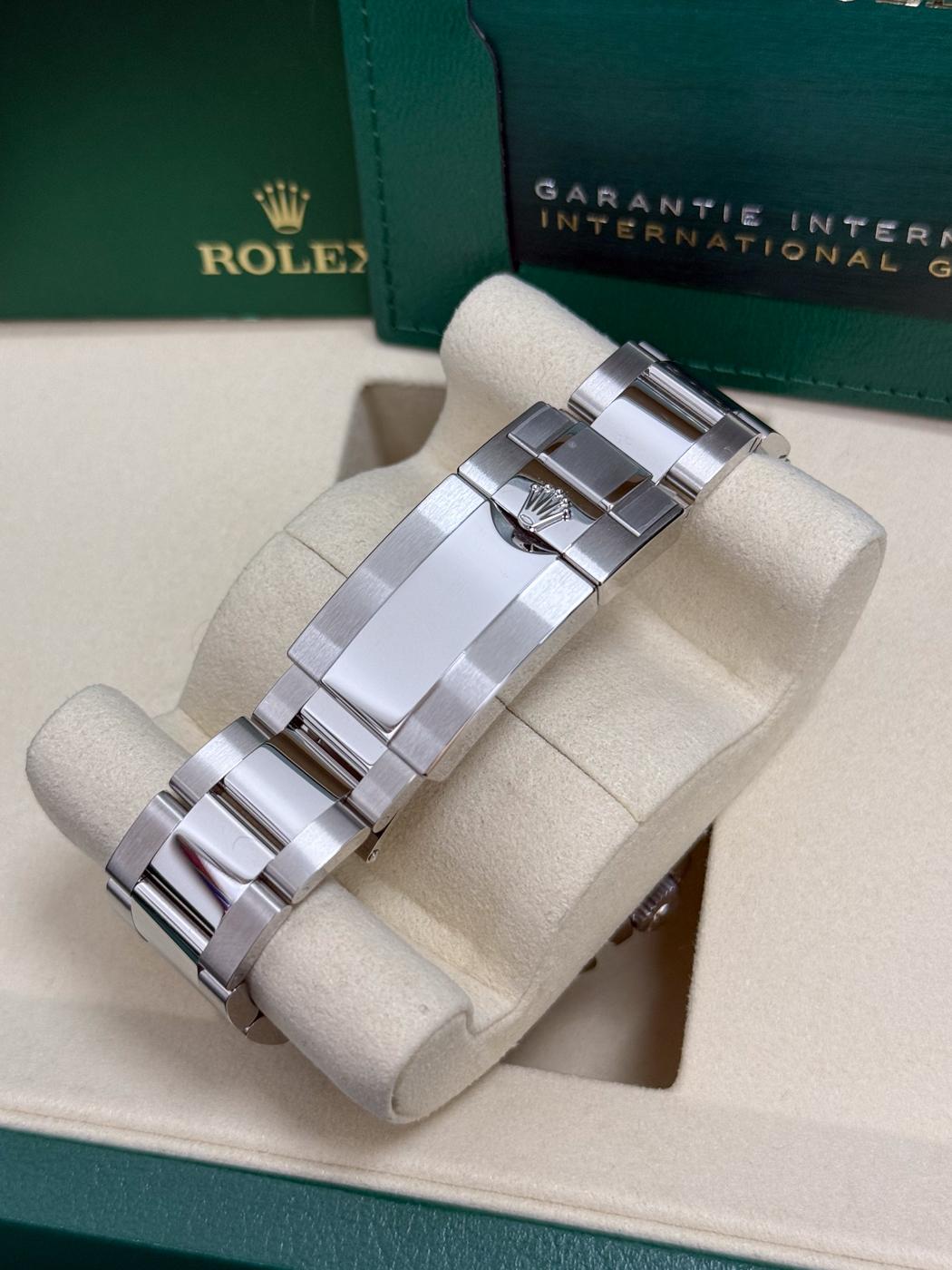 Rolex Yacht-Master II 44mm Oystersteel White Dial Blue Cerachrom Bezel 126680