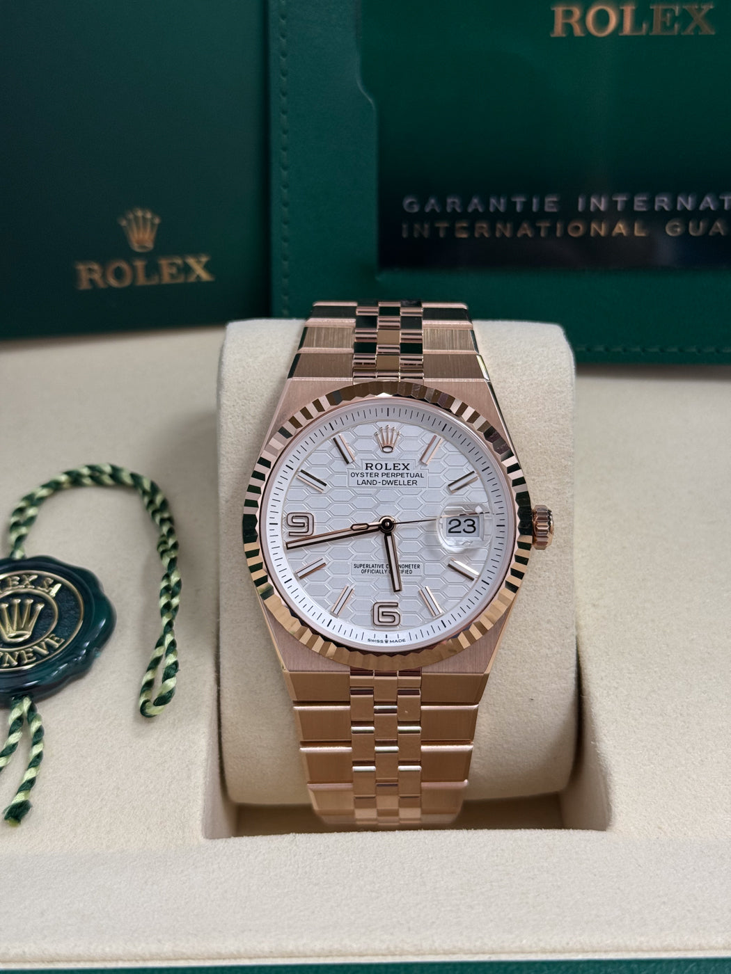 Rolex Land-Dweller 40mm Everose Gold Fluted Bezel White Honeycomb-Motif Dial Flat Jubilee 127335 – New 2025 / 2026