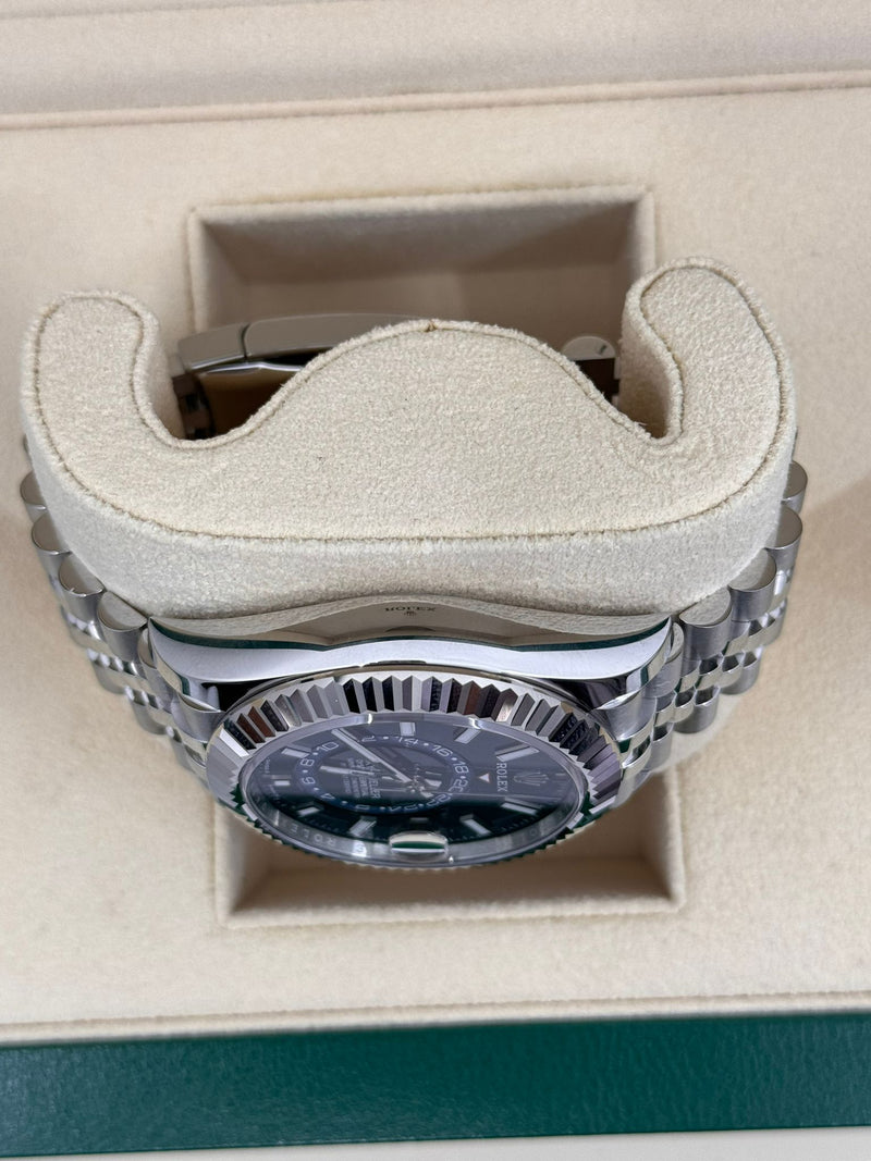 Rolex Sky-Dweller 336934 Side Profile Showing Fluted Bezel – 2025