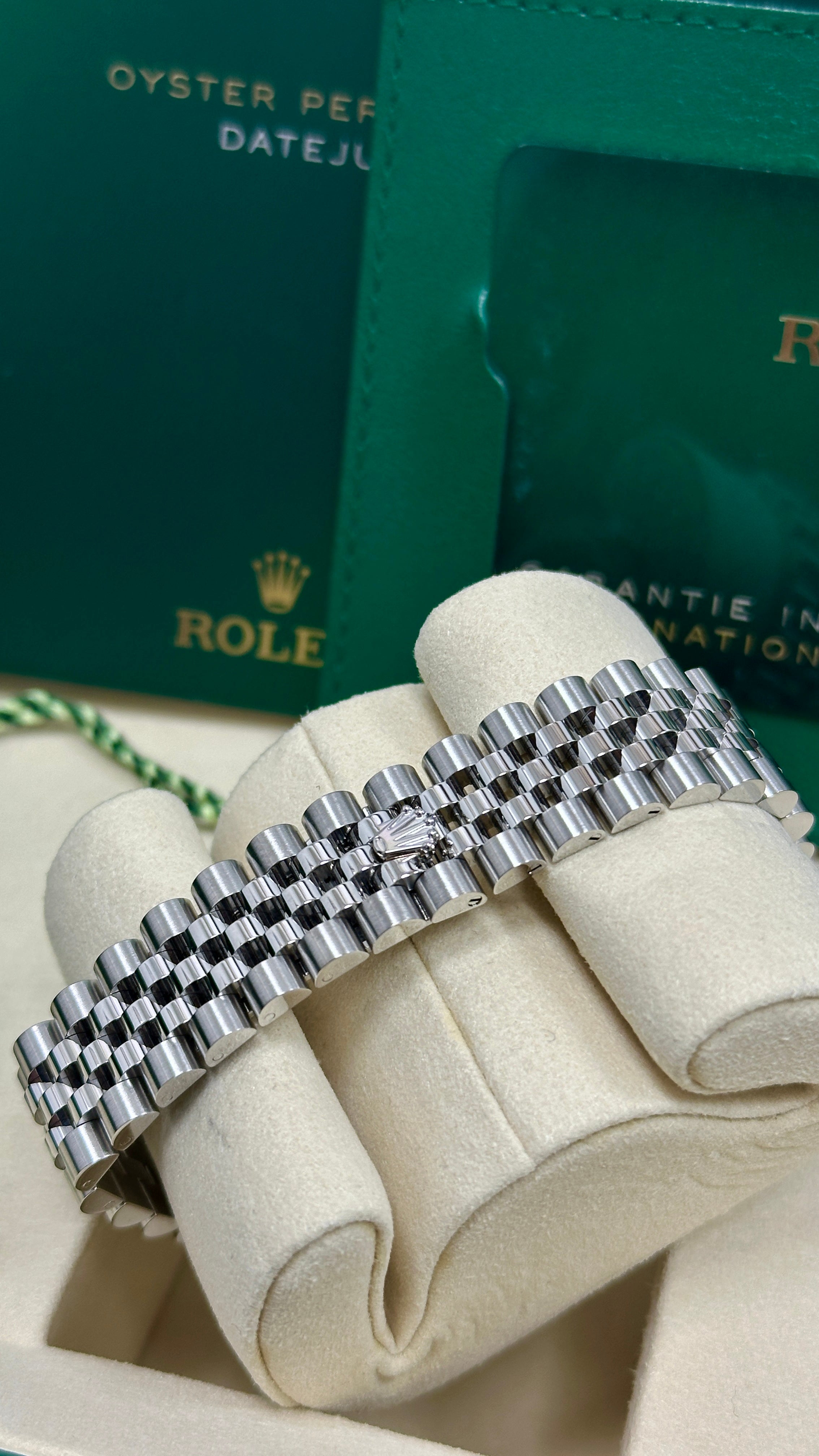 Rolex Lady-Datejust 31mm Grey Roman Dial Fluted Bezel Jubilee Bracelet 278274 – New 2025