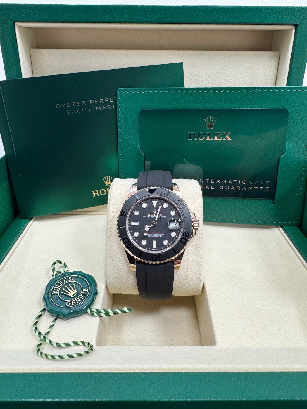 Rolex Yacht-Master 37mm Everose Gold Black Dial Oysterflex – 268655