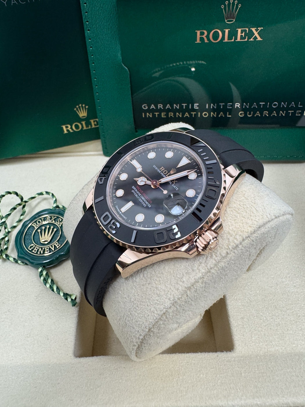 Rolex Yacht-Master 37mm Everose Gold Black Dial Oysterflex – 268655
