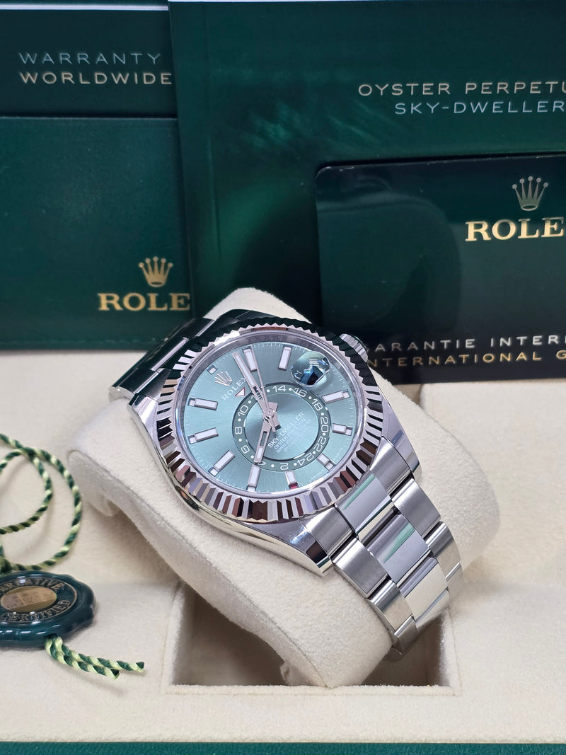 Sky-Dweller 336934 Annual Calendar & Dual Time Display – Green Dial Close-Up