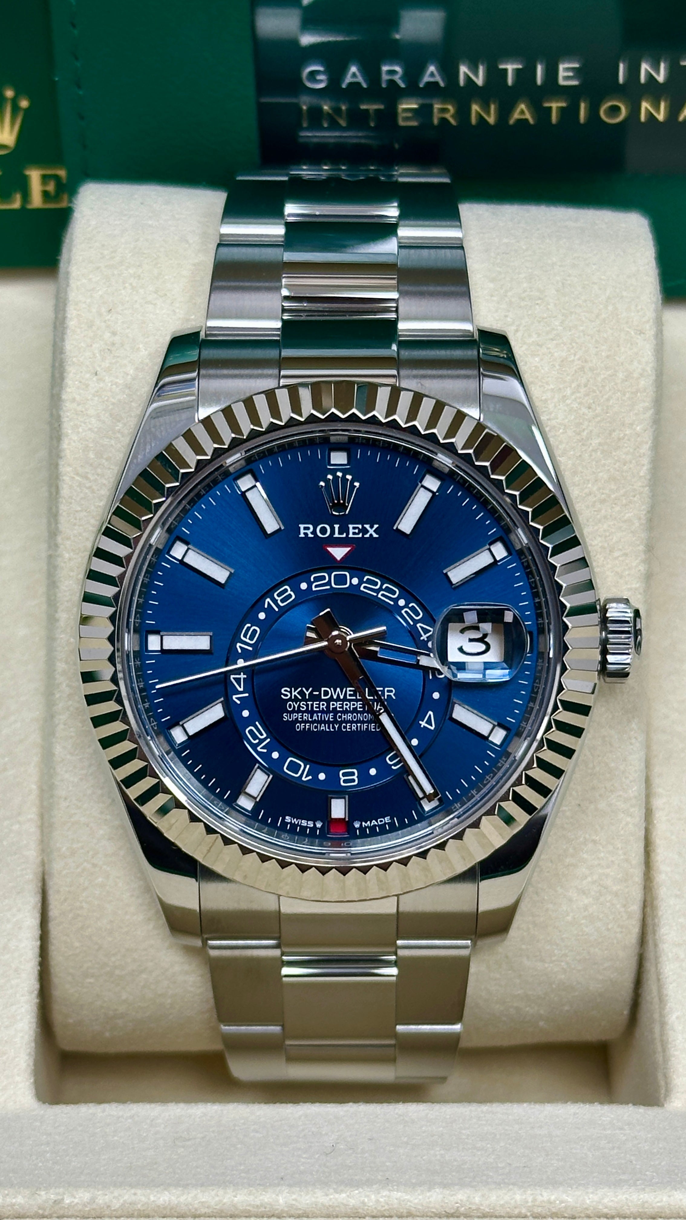 Sky-Dweller 336934 Blue Dial with Fluted White Gold Bezel – Close-Up