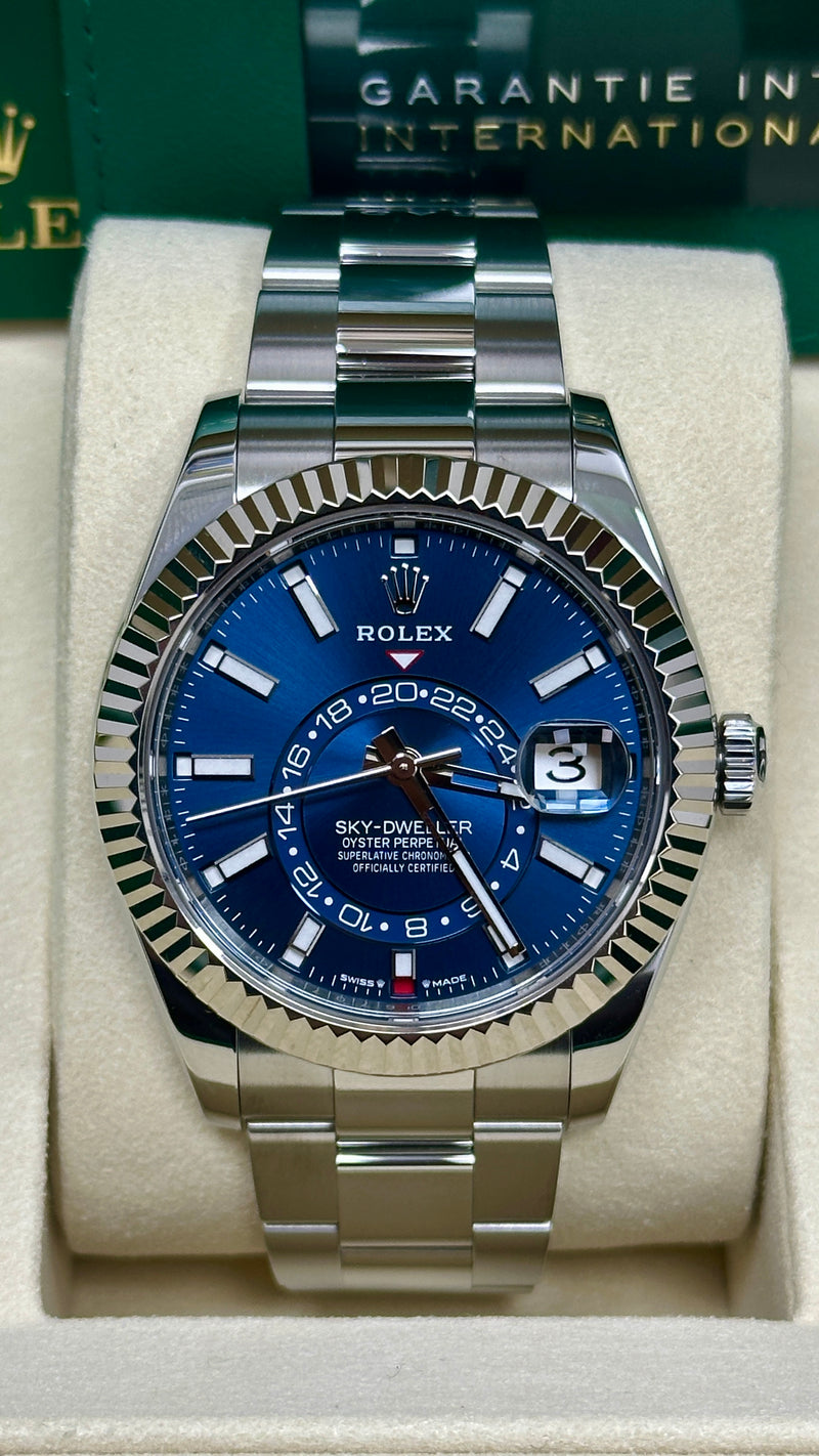 Sky-Dweller 336934 Blue Dial with Fluted White Gold Bezel – Close-Up
