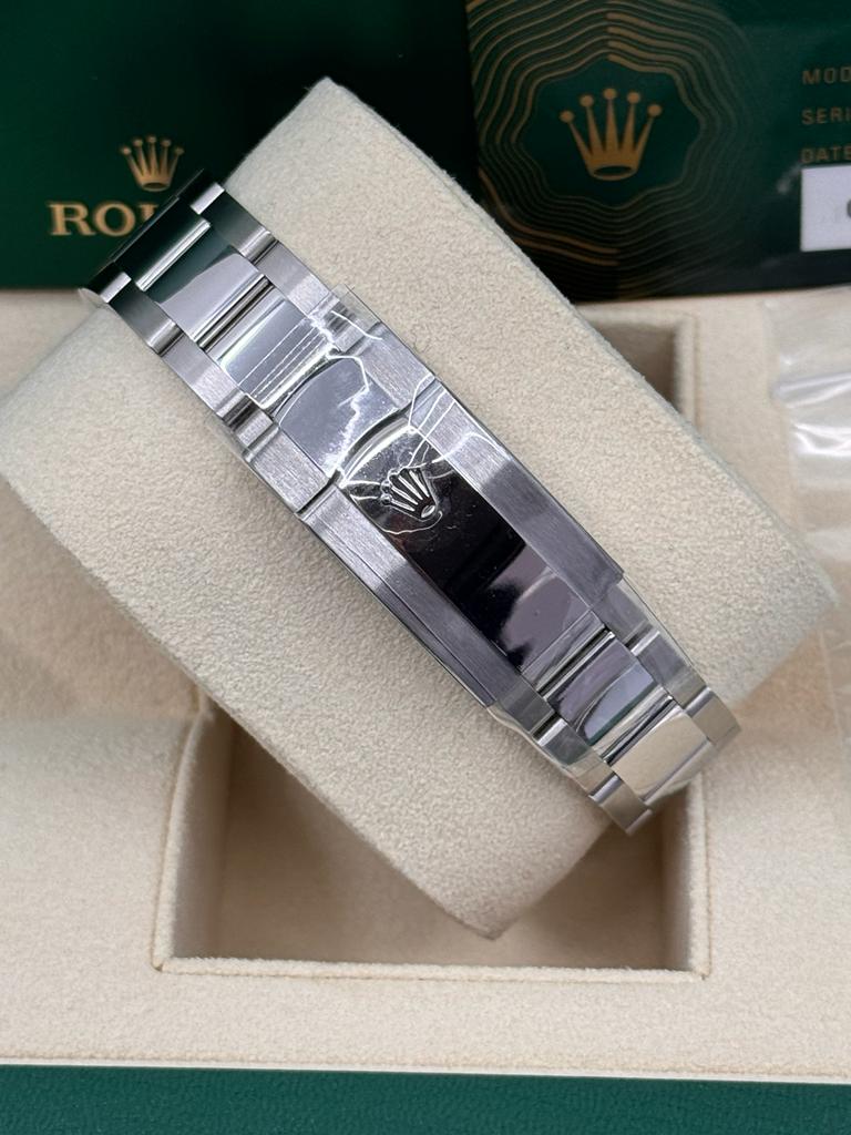 Rolex Datejust 41mm Smooth Bezel White Roman Oyster - 126300 - New 2024