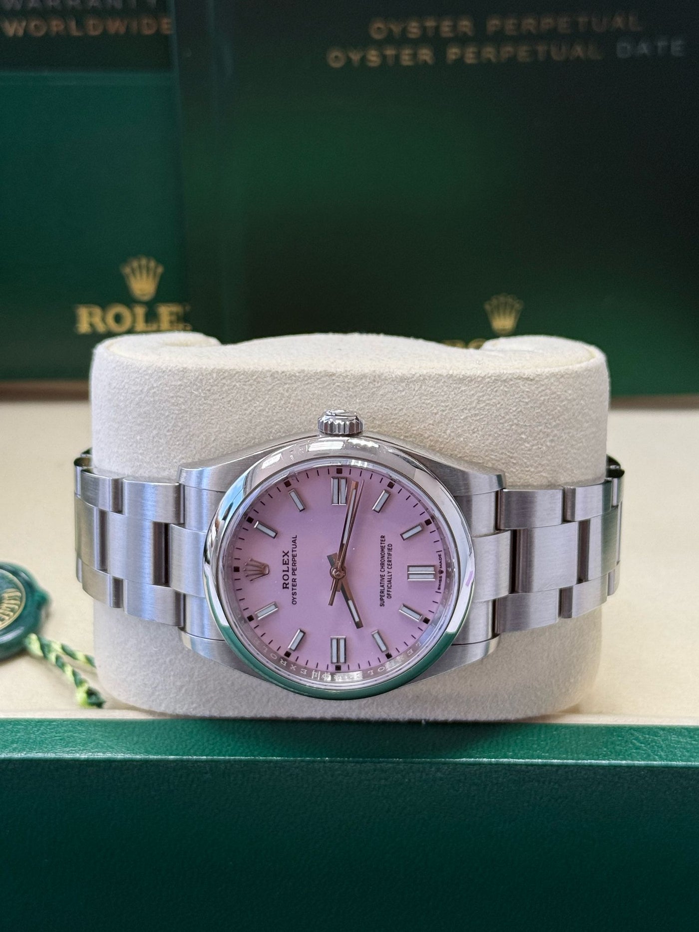ROLEX OYSTER ボックスと付属品 Rolex Oyster Perpetual 36mm Candy Pink Dial - 126000 - New
